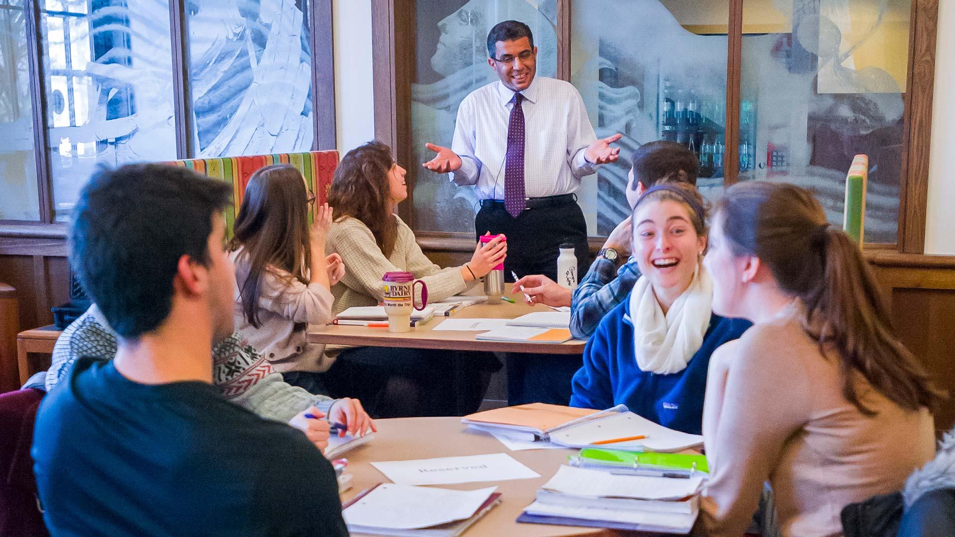 Nady Abdal-Ghaffar teaches an Arabic class in the Keck Center