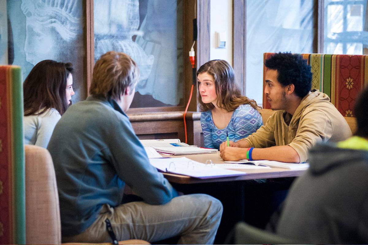 Professor Nady Abdal-Ghaffar instructs his Arabic class in the W.M. Keck Humanities Resource Center.