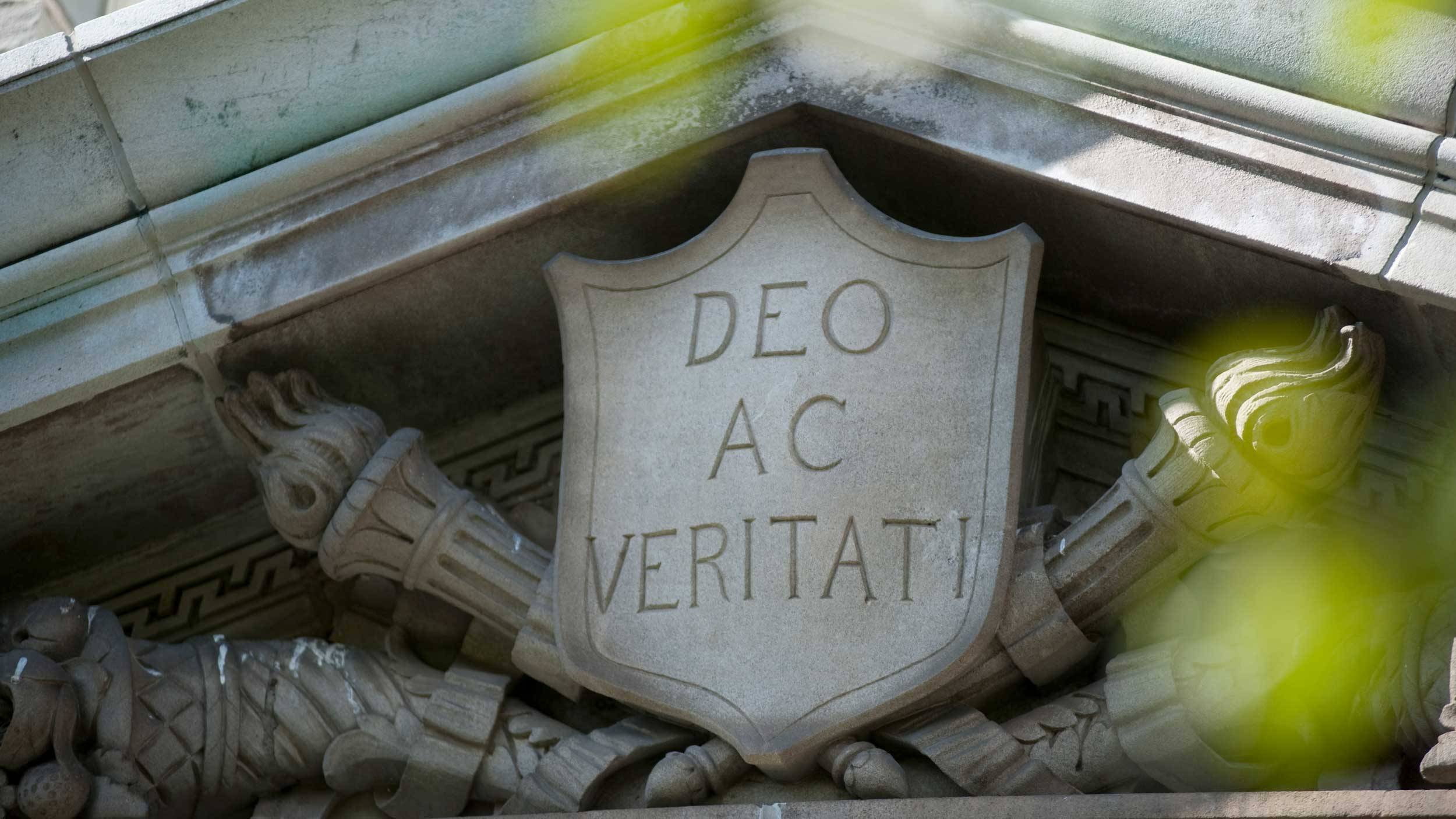 Deo ac veritati carved in stone