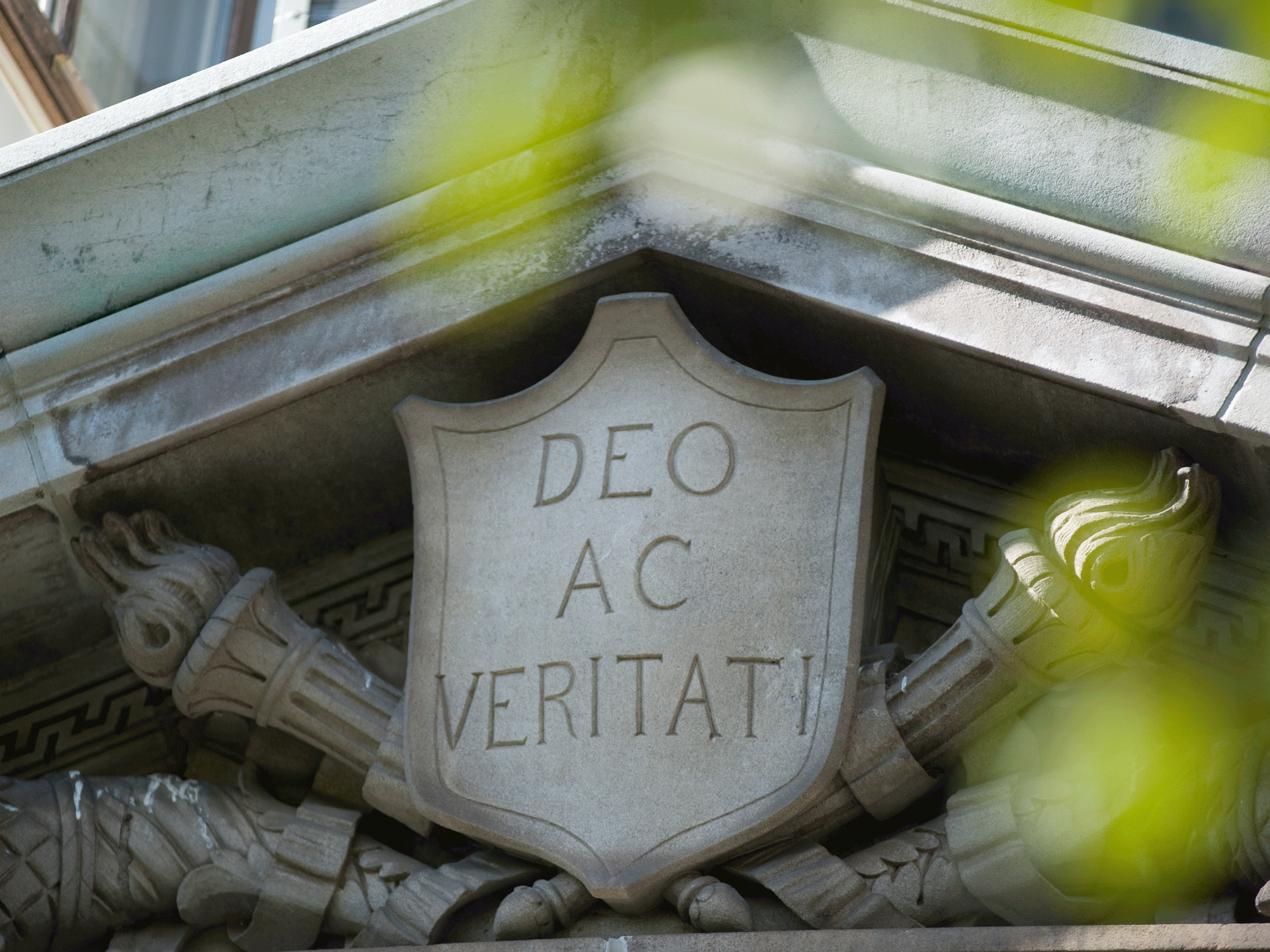 Deo ac veritati carved in stone